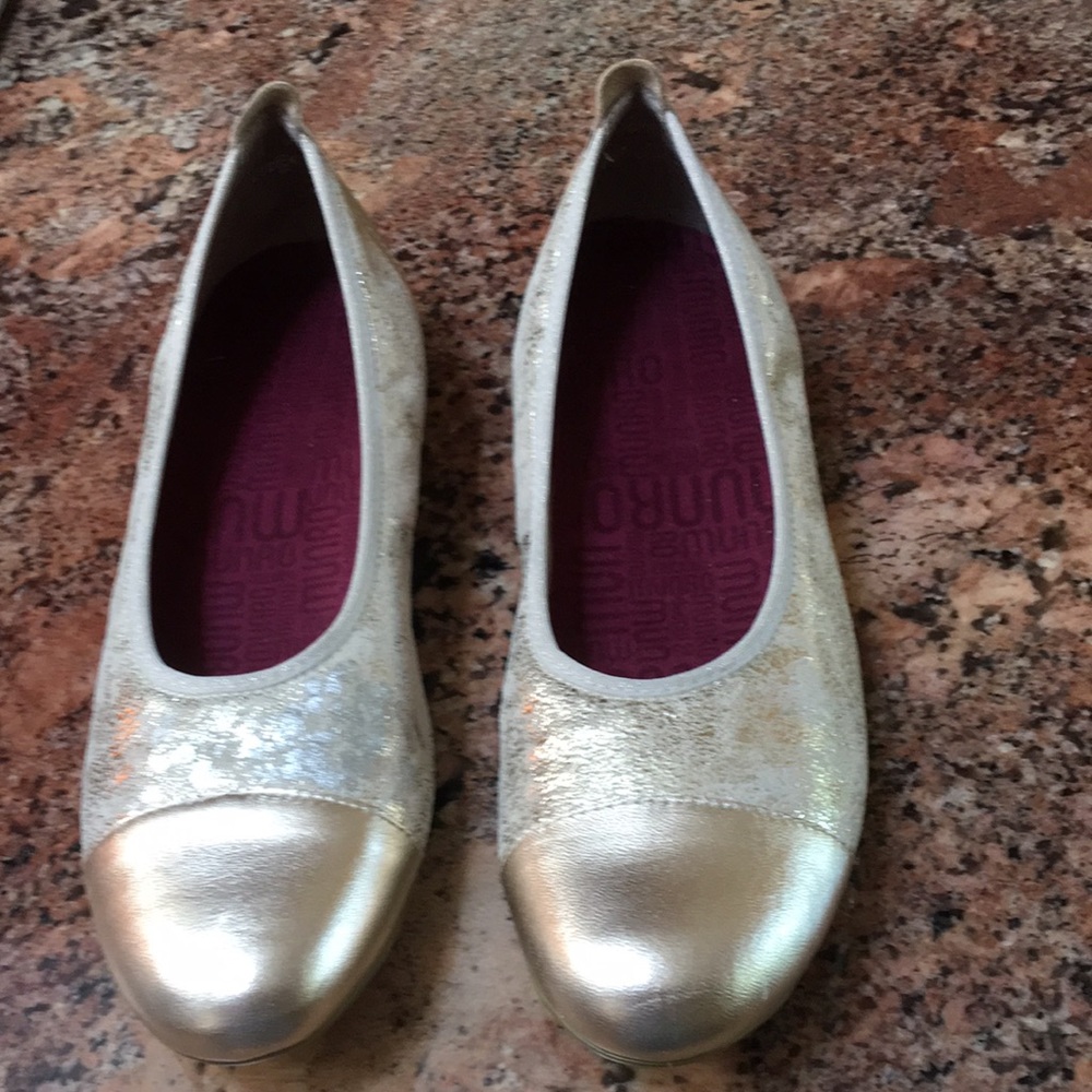 Mu Munro Women’s Henlee Platinum Shimmer. New 9.5.